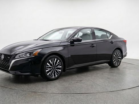 Used 2025 Nissan Altima 2.5 SV FWD image 3