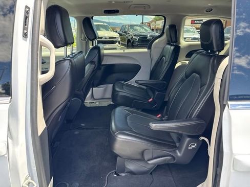 Used 2024 Chrysler Pacifica Touring-L FWD image 14