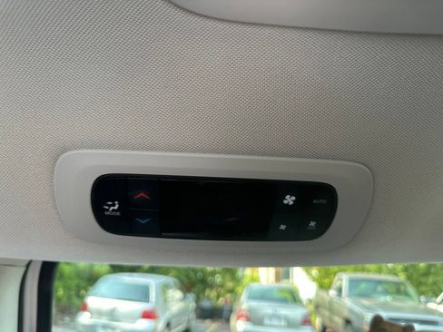 Used 2023 Chrysler Pacifica Touring-L FWD image 32