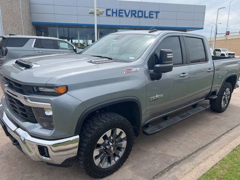 Used 2025 Chevrolet Silverado 2500 LT w/ Texas Edition AWD/4WD image 2
