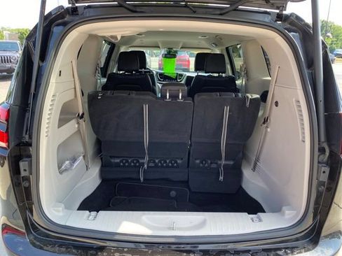 Used 2023 Chrysler Pacifica Touring-L FWD image 5