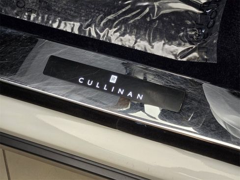 Certified 2019 Rolls-Royce Cullinan image 36