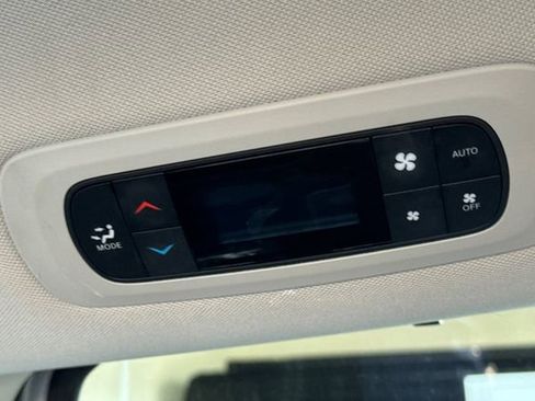 Used 2024 Chrysler Pacifica Touring-L image 45