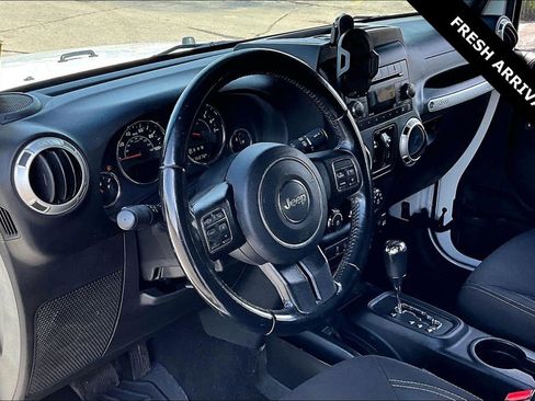 Used 2018 Jeep Wrangler Unlimited Sahara w/ Connectivity Group AWD/4WD image 16