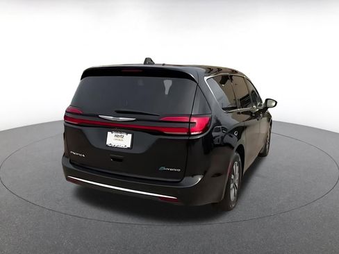Used 2023 Chrysler Pacifica Touring-L image 15