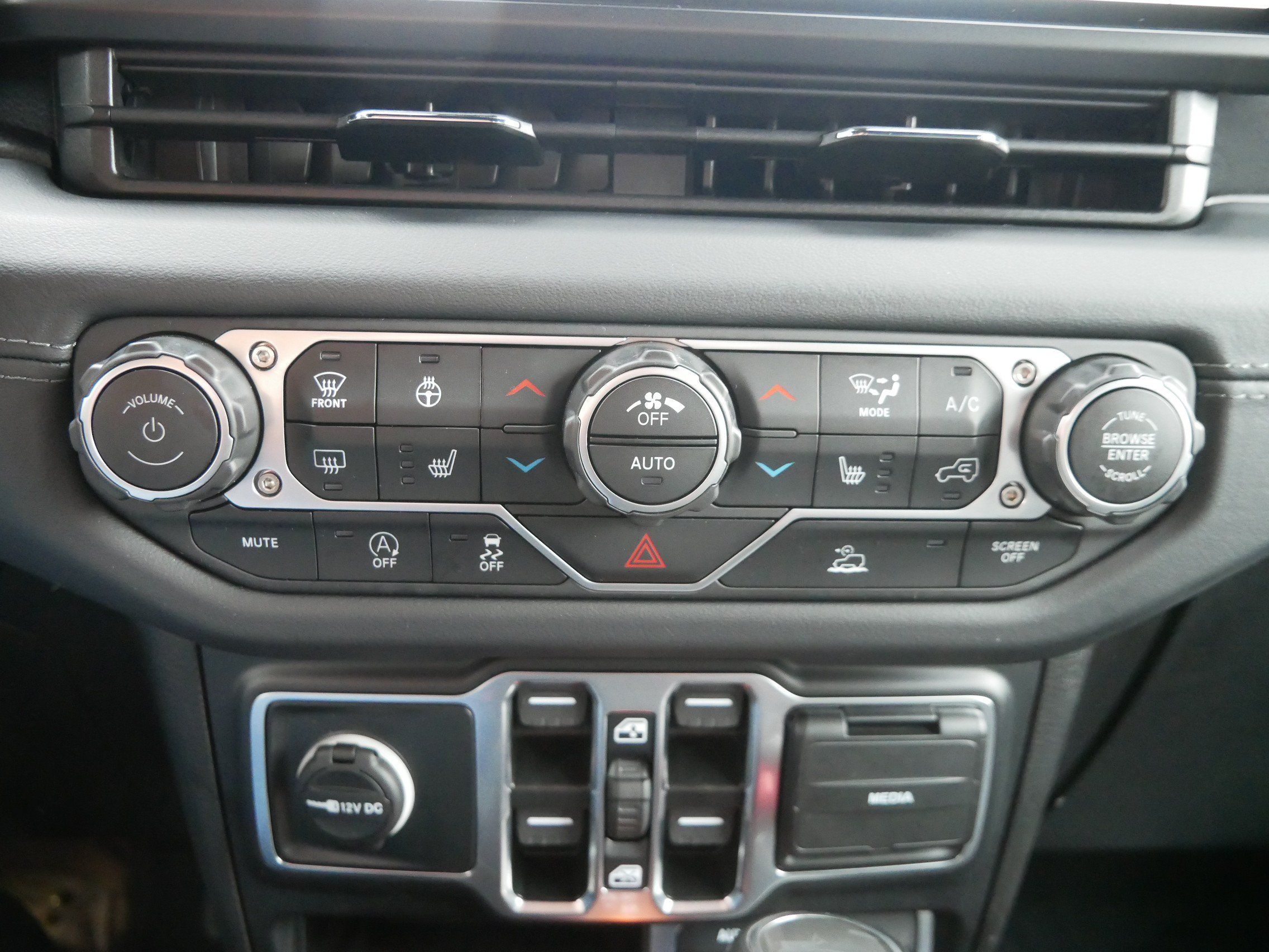 Used 2024 Jeep Wrangler Unlimited Sahara AWD/4WD image 12