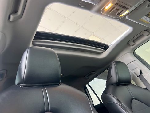 Used 2025 Toyota Highlander XLE image 19