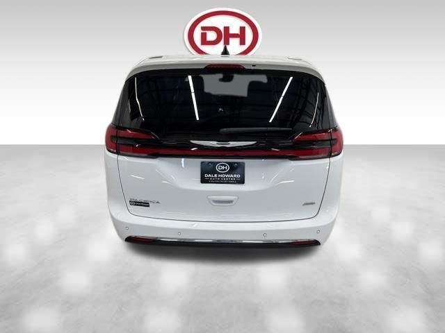 Used 2025 Chrysler Pacifica Select AWD/4WD image 11