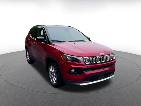 Used 2025 Jeep Compass Limited AWD/4WD image 3