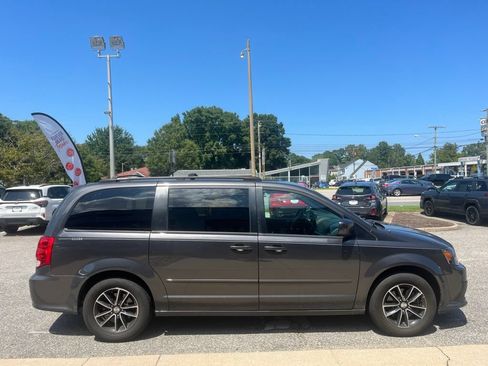 Used 2017 Dodge Grand Caravan SE FWD image 3