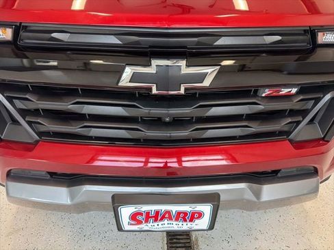 Used 2025 Chevrolet Colorado Z71 w/ Technology Package AWD/4WD image 3