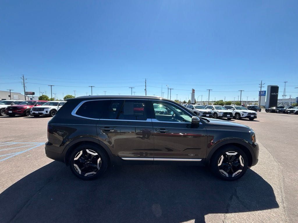 Used 2024 Kia Telluride EX w/ EX Captain's Chair Package AWD/4WD image 4