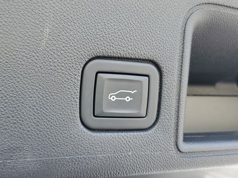 Used 2023 GMC Terrain SLT image 9