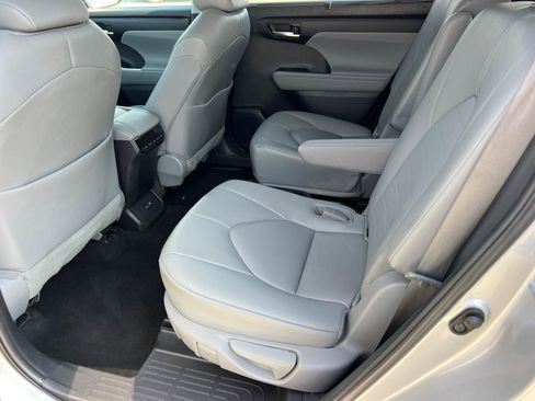 Used 2023 Toyota Highlander XLE FWD image 21
