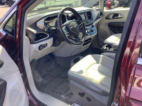 Used 2017 Chrysler Pacifica Touring-L image 7