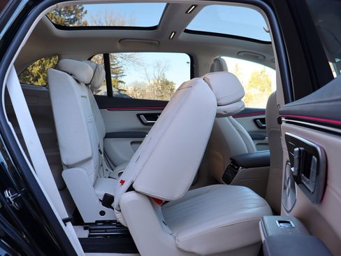 Used 2023 Mercedes-Benz EQS 450+ 4MATIC SUV w/ Exclusive Trim Package image 18