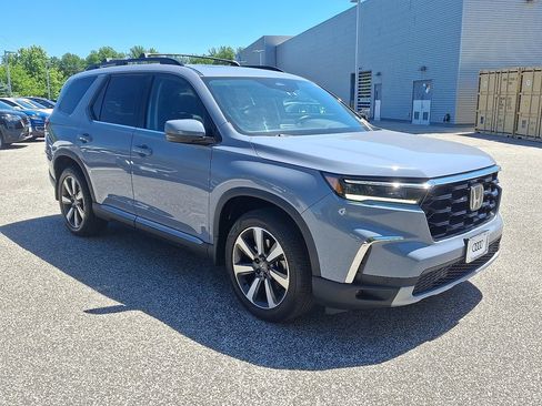 Used 2023 Honda Pilot Touring image 3