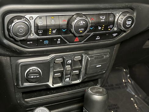 Used 2023 Jeep Wrangler Unlimited Sahara w/ Cold Weather Group AWD/4WD image 25