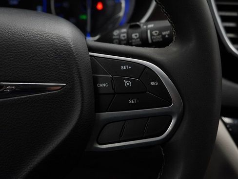 Used 2023 Chrysler Voyager LX image 33