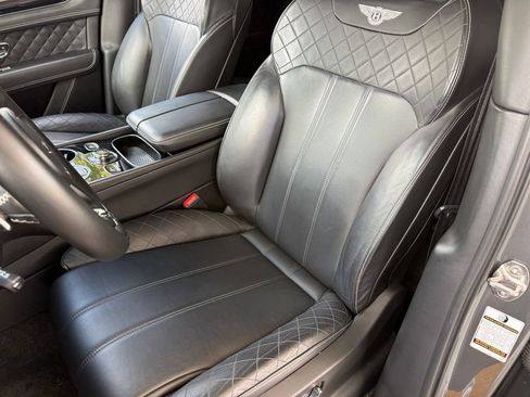 Used 2018 Bentley Bentayga AWD/4WD image 17