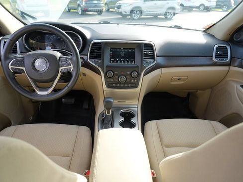 Used 2018 Jeep Grand Cherokee Laredo AWD/4WD image 26