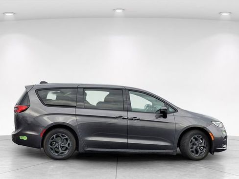 Used 2023 Chrysler Pacifica Touring-L w/ S Appearance Package image 3