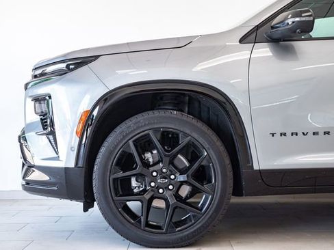 Used 2025 Chevrolet Traverse RS FWD image 33