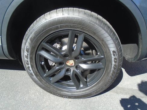 Used 2016 Volkswagen Touareg TDI image 19