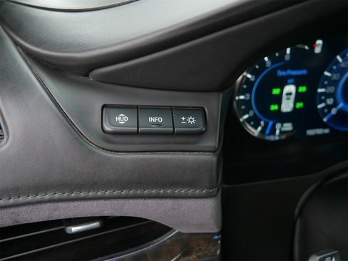 Used 2019 Cadillac Escalade ESV Platinum image 28