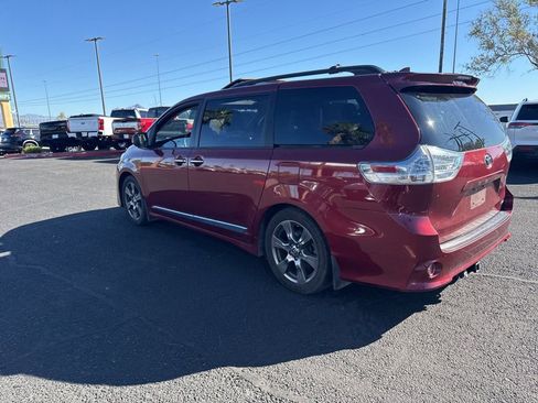 Used 2018 Toyota Sienna SE Premium w/ Carpet Mat Package FWD image 12