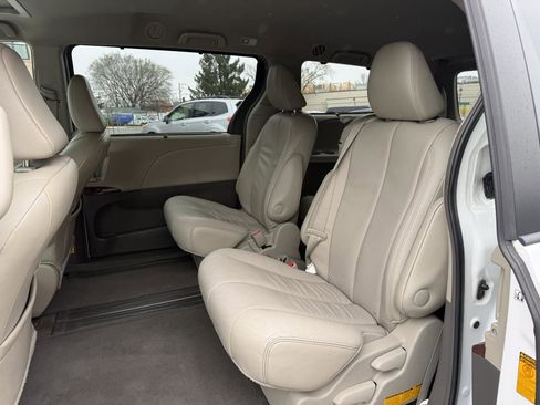 Used 2013 Toyota Sienna XLE image 11