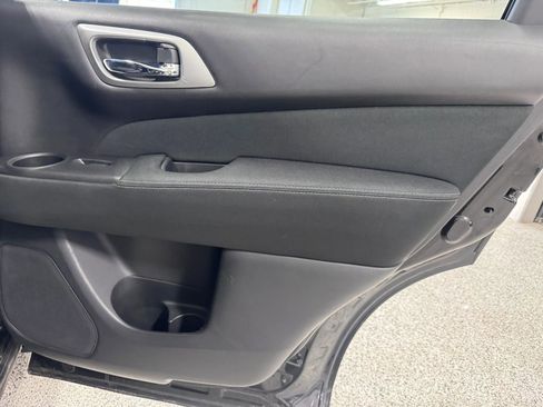Used 2017 Nissan Pathfinder SV image 41
