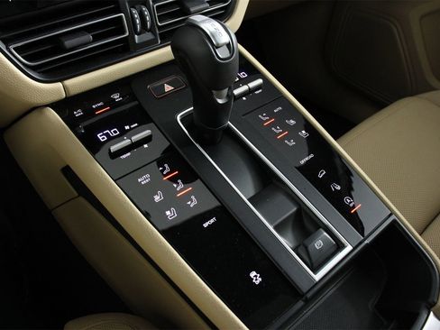 Used 2025 Porsche Macan image 18