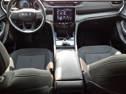 Used 2024 Jeep Grand Cherokee Laredo RWD image 10