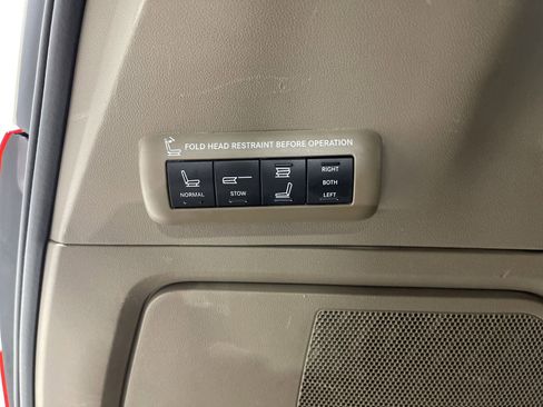 Used 2015 Chrysler Town & Country Limited Platinum image 16