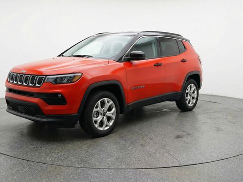 Used 2025 Jeep Compass Latitude image 3