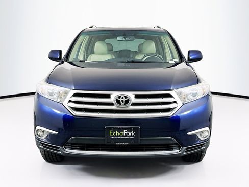 Used 2012 Toyota Highlander SE w/ Tow Pkg image 2