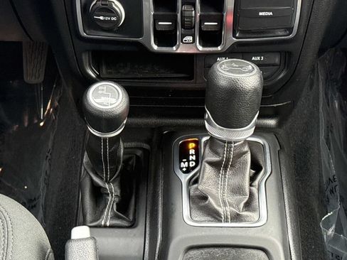 Used 2018 Jeep Wrangler Unlimited Sahara AWD/4WD image 18