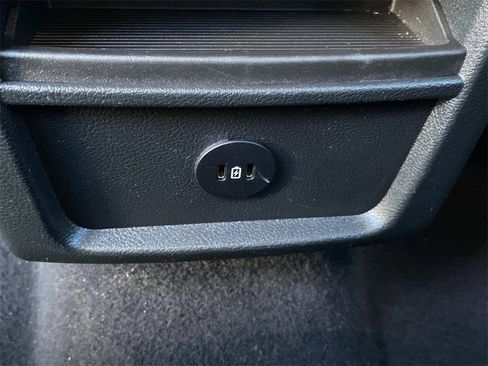 Used 2023 Ford Edge SE image 16