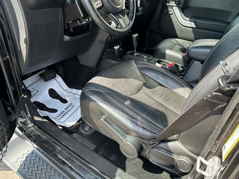 Used 2015 Jeep Wrangler Unlimited Sahara w/ Connectivity Group AWD/4WD image 10
