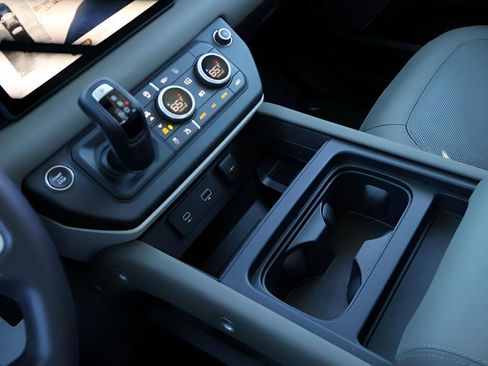 Used 2024 Land Rover Defender 110 SE image 25