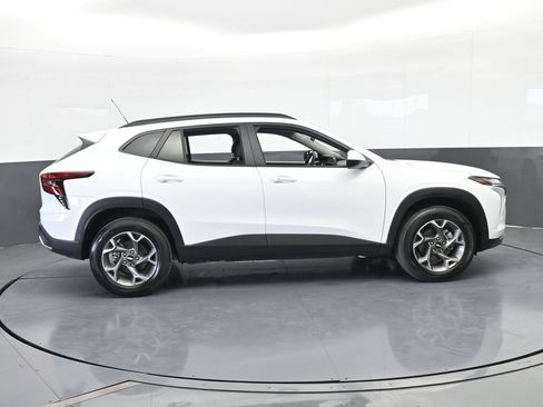 Used 2025 Chevrolet Trax LT w/ LT Convenience Package image 7