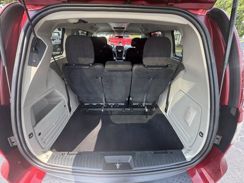 Used 2014 Chrysler Town & Country Touring w/ Driver Convenience Group FWD image 28