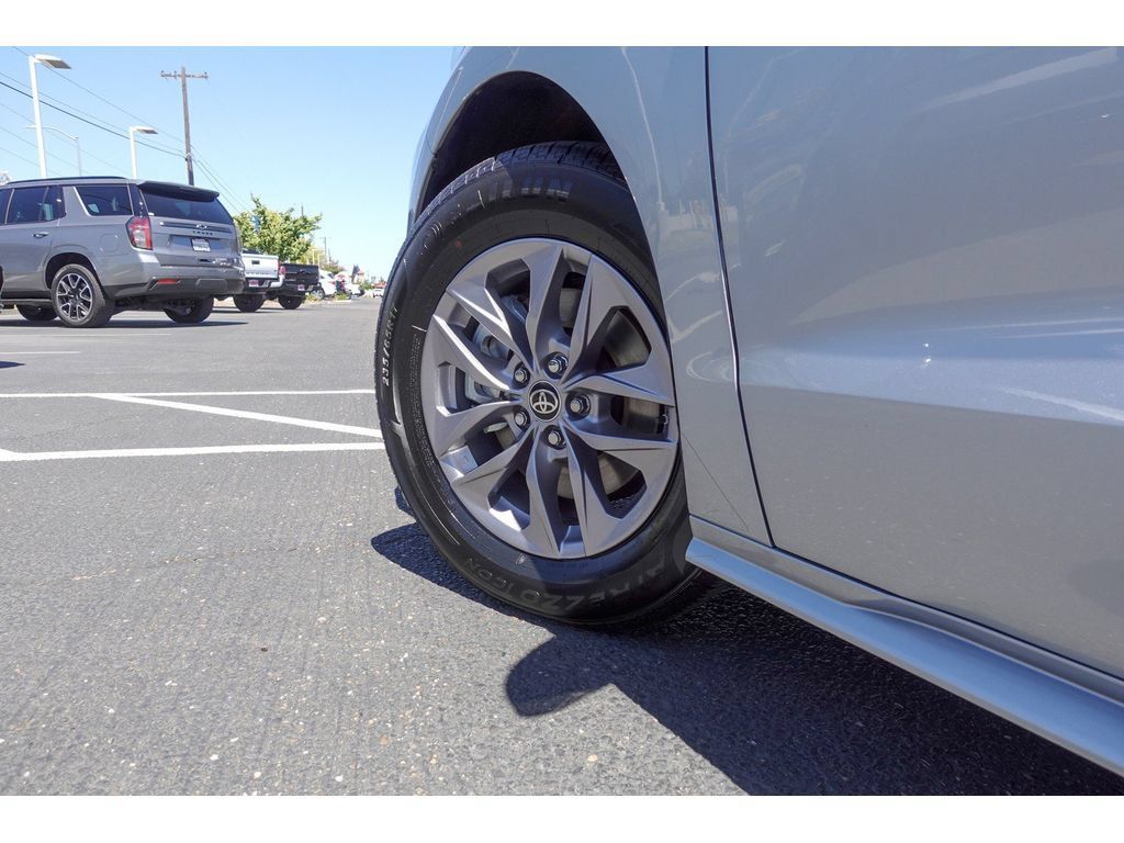 Certified 2023 Toyota Sienna LE FWD image 9