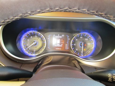 Used 2017 Chrysler Pacifica Touring-L w/ Tire & Wheel Group image 18