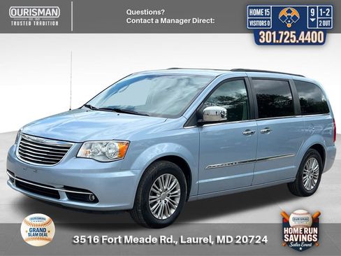 Used 2016 Chrysler Town & Country Touring-L FWD image 2