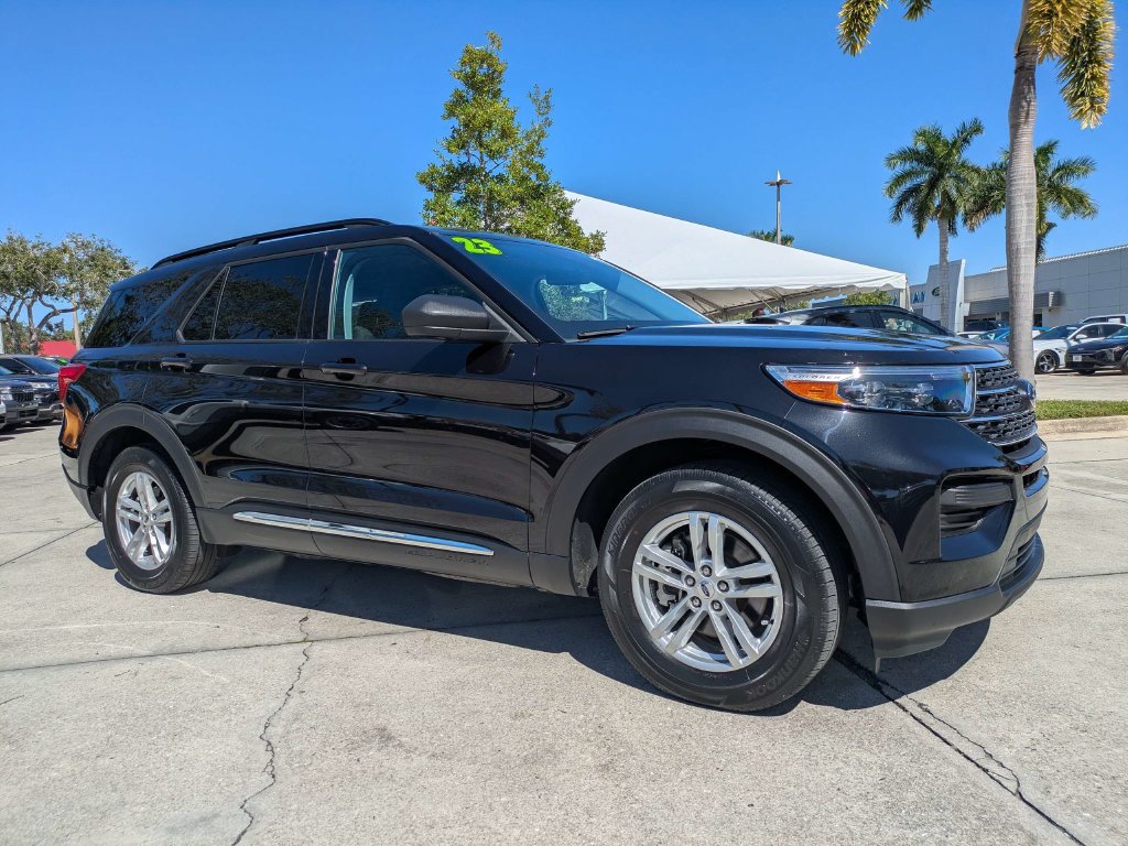Used 2023 Ford Explorer XLT RWD image 2