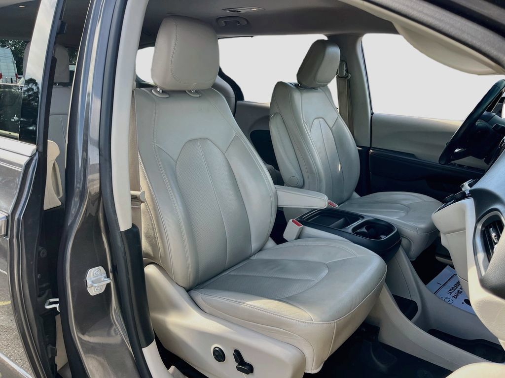 Used 2018 Chrysler Pacifica Touring-L w/ Premium Audio Group FWD image 28