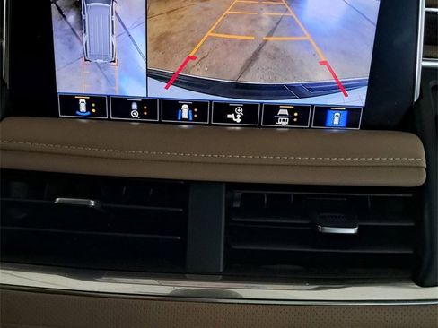 Used 2021 Chevrolet Suburban Premier image 3