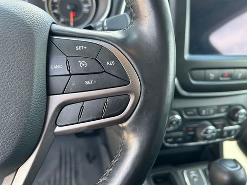 Used 2021 Jeep Cherokee Latitude Lux w/ Comfort/Convenience Group FWD image 22